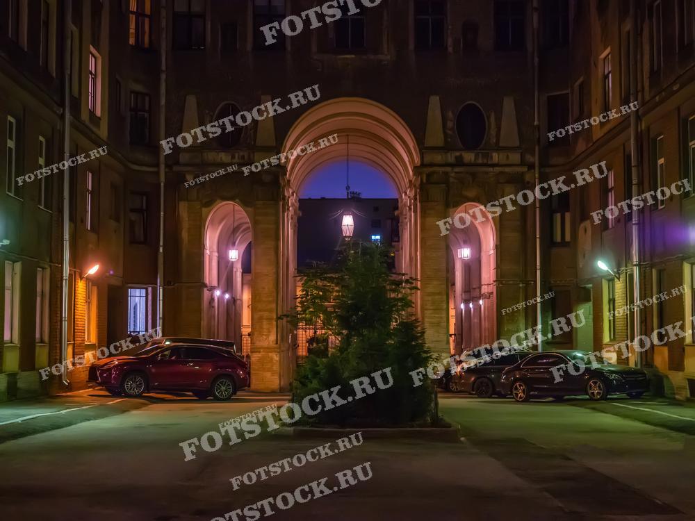 Толстовский дом — это значимый архитектурный памятник в Санкт-Петербурге. Это изображение, где старинное здание освещается уличными фонарями, подчеркивает историческую и культурную атмосферу города, делая его прекрасным выбором для различных публикаций, связанных с историей и архитектурой Санкт-Петербурга.